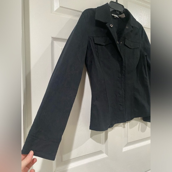 Chico's Black Denim Jacket Small Size 0 Snap Button Printed - Picture 2 of 9